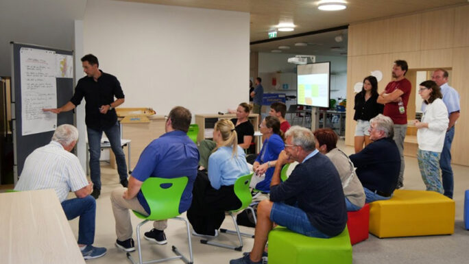 Im Rahmen von zwei Zukunftswerkstätten im August und September wurden Bürgerinnen und Bürger eingeladen, ihre Ideen, Wünsche und Anliegen für die künftige Gestaltung des Ortskerns einzubringen.