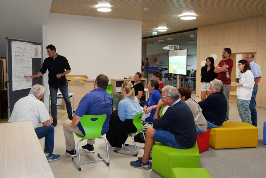 Im Rahmen von zwei Zukunftswerkstätten im August und September wurden Bürgerinnen und Bürger eingeladen, ihre Ideen, Wünsche und Anliegen für die künftige Gestaltung des Ortskerns einzubringen.