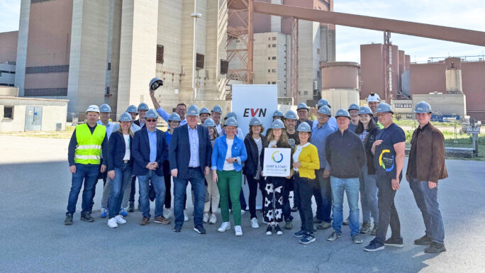 Die Teilnehmerinnen und Teilnehmer des Austauschtreffens vor dem Kraftwerk