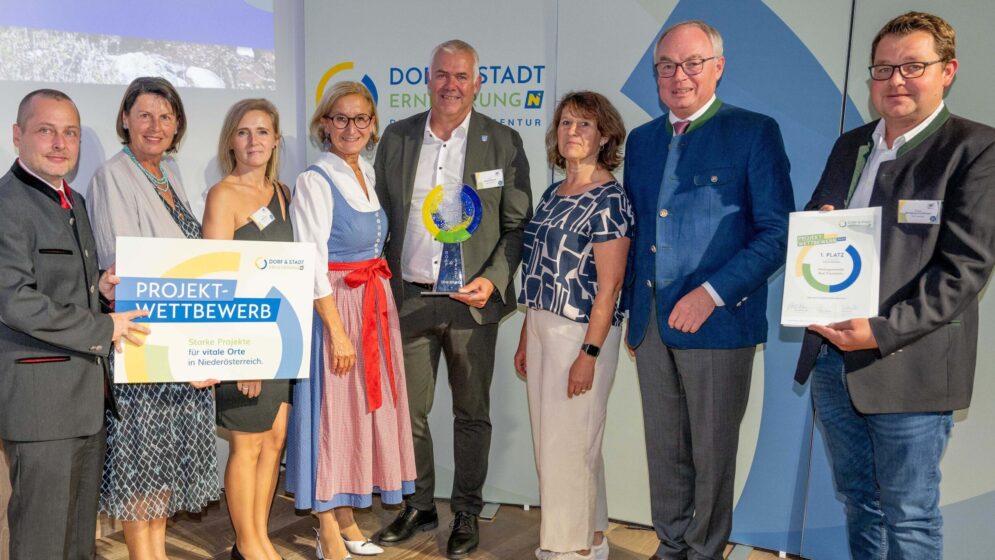LH-Johanna Mikl-Leitner, LH-Stv. Stephan Pernkopf und Johannes Wischenbart, GF der Dorf- & Stadterneuerung, gratulierten den Vertretern der Siegergemeinde Bad Traunstein.