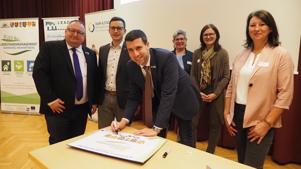 Hier sieht man die Unterzeichnung des Kooperationsvereinbarung der 6 BürgermeisterInnen der Region.