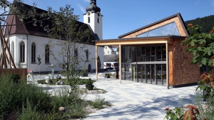Mit der Begegnungszone im Zentrum und dem Generationentreffpunkt auf der Schulwiese zeigt Lunz am See eindrucksvoll, wie Dorferneuerung zukunftsfähige Räume schafft.