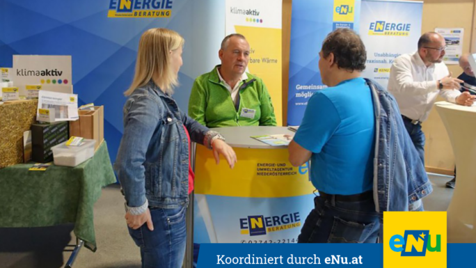 Beratungsgespräch an einem Infostand