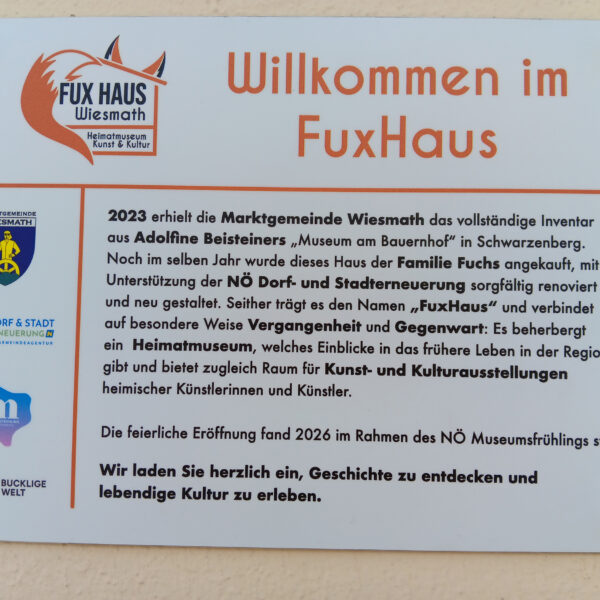 Tafel mit der Beschreibung der Geschichte des Fux-Hauses