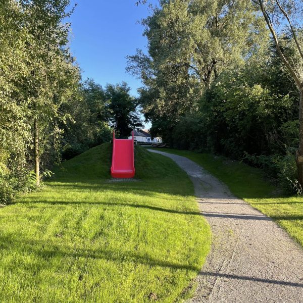 Im Zuge der Ossarner Dorferneuerung wurden die alte Dammstraße und der angrenzende Auwaldzwickel zwischen Ossarn und dem Freizeitzentrum als Treffpunkt und Erholungsraum für einen Naturspielplatz und Bewegungspark umgestaltet.