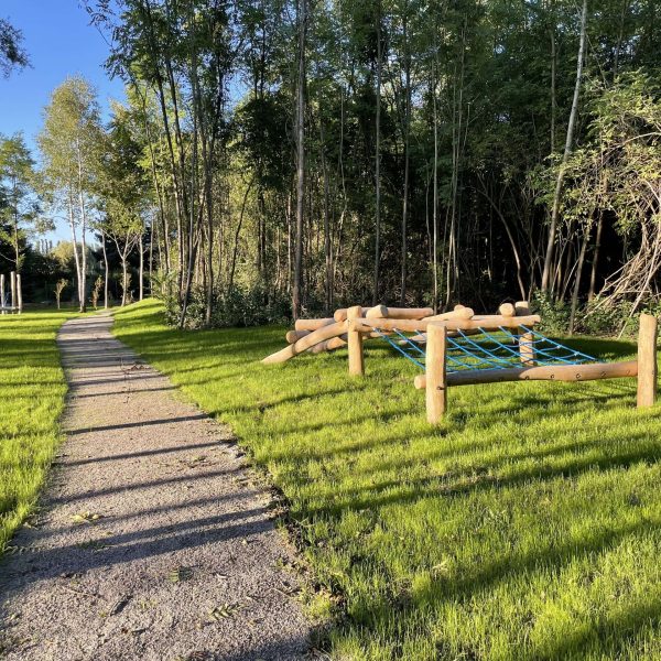 Im Zuge der Ossarner Dorferneuerung wurden die alte Dammstraße und der angrenzende Auwaldzwickel zwischen Ossarn und dem Freizeitzentrum als Treffpunkt und Erholungsraum für einen Naturspielplatz und Bewegungspark umgestaltet.