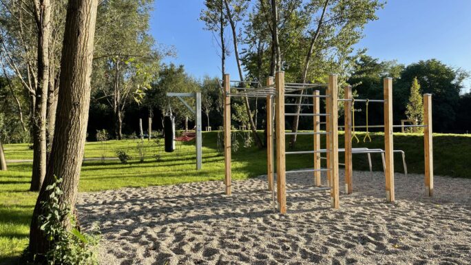 Im Zuge der Ossarner Dorferneuerung wurden die alte Dammstraße und der angrenzende Auwaldzwickel zwischen Ossarn und dem Freizeitzentrum als Treffpunkt und Erholungsraum für einen Naturspielplatz und Bewegungspark umgestaltet.