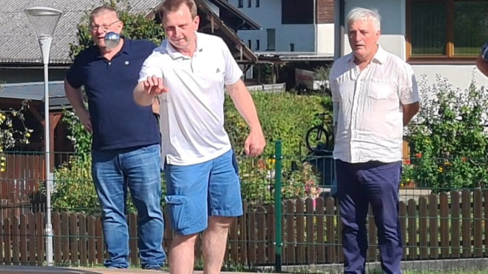 Drei ältere Herren spielen Boccia