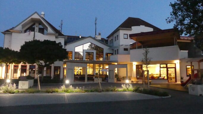 Ein Vorzeigebeispiel der Dorferneuerung ist das Bürger- und Gemeindezentrum in Hofstetten-Grünau.