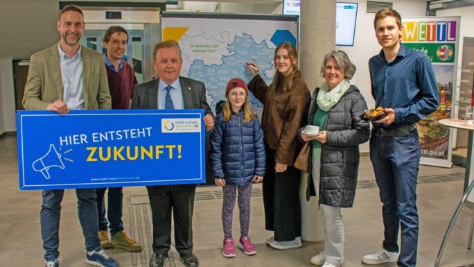 Mit Kaffee, Kuchen und klugen Köpfen: Die Stadtgemeinde Zwettl lud erstmals zu einem „Bürgercafé“, im Bild: Stadtrat Thomas Weiss, Daniel Fries (NÖ Dorf- und Stadterneuerung), Bürgermeister LAbg. ÖkR Franz Mold, die Besucherinnen Ayana, Hannah und Romana Leitner sowie Vizebürgermeister Alexander Leutgeb.
