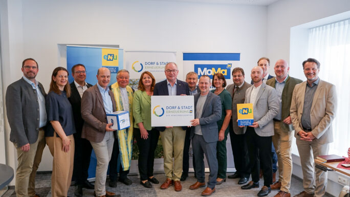 Vizebgm. Markus Brandstetter, LAbg. Kerstin Suchan-Mayr, Bürgermeister Christian Haberhauer, Gemeindebund-Präsident Johannes Pressl, Pfarrer Hermann Sandberger, eNu-Prokuristin Christa Ruspeckhofer, LH-Stv. Stephan Pernkopf, eNu-Geschäftsführer Herbert Greisberger, Johannes Wischenbart, Geschäftsführer der Dorf- & Stadterneuerung, Obfrau NÖ Dorferneuerung Maria Forstner, LAbg. Mario Wührer, eNu-Regionsleiter Klemens Willim, BH-Stv. Nikolaus Seitschek, Regionsleiter Dorf & Stadterneuerung Stephan Schachinger und Vzbgm Gerhard Riegler.
