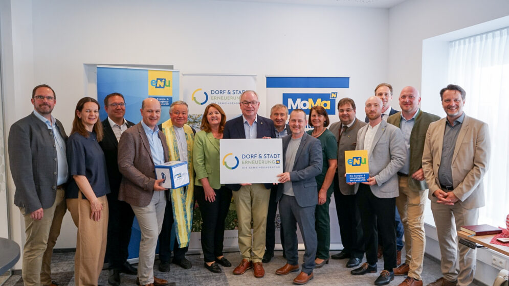 Vizebgm. Markus Brandstetter, LAbg. Kerstin Suchan-Mayr, Bürgermeister Christian Haberhauer, Gemeindebund-Präsident Johannes Pressl, Pfarrer Hermann Sandberger, eNu-Prokuristin Christa Ruspeckhofer, LH-Stv. Stephan Pernkopf, eNu-Geschäftsführer Herbert Greisberger, Johannes Wischenbart, Geschäftsführer der Dorf- & Stadterneuerung, Obfrau NÖ Dorferneuerung Maria Forstner, LAbg. Mario Wührer, eNu-Regionsleiter Klemens Willim, BH-Stv. Nikolaus Seitschek, Regionsleiter Dorf & Stadterneuerung Stephan Schachinger und Vzbgm Gerhard Riegler.