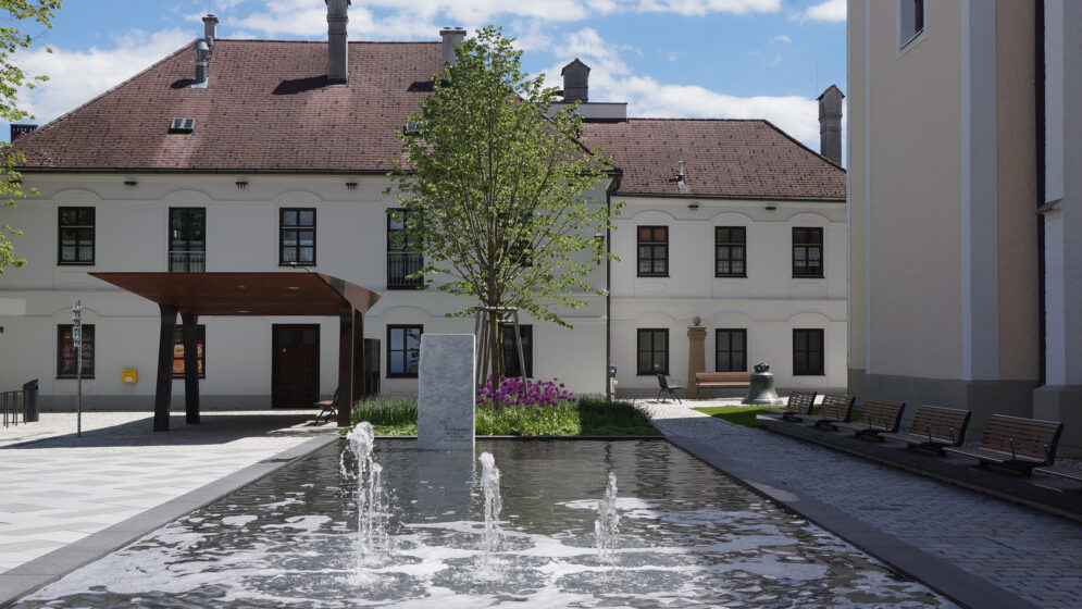 Neugestalteter Marktplatz in Purgstall mit Brunnen