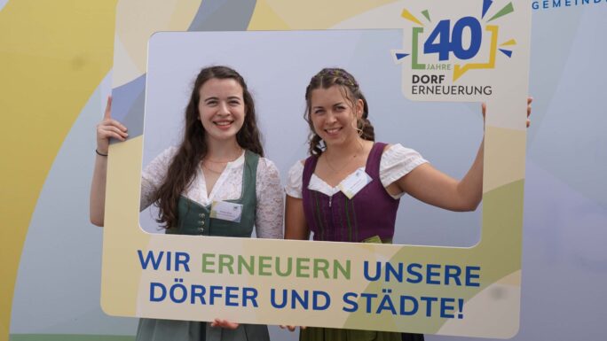Vertreterinnen und Vertreter der Gemeinden und Vereine in Niederösterreich beim 40-Jahre-Fest der Dorf- & Stadterneuerung auf Schloss Luberegg