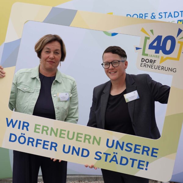 Vertreterinnen und Vertreter der Gemeinden und Vereine in Niederösterreich beim 40-Jahre-Fest der Dorf- & Stadterneuerung auf Schloss Luberegg