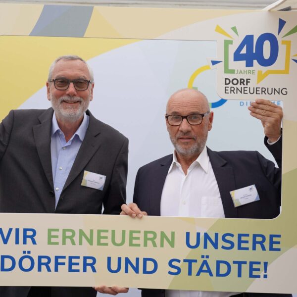 Vertreterinnen und Vertreter der Gemeinden und Vereine in Niederösterreich beim 40-Jahre-Fest der Dorf- & Stadterneuerung auf Schloss Luberegg