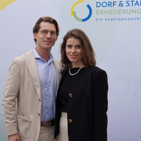 Vertreterinnen und Vertreter der Gemeinden und Vereine in Niederösterreich beim 40-Jahre-Fest der Dorf- & Stadterneuerung auf Schloss Luberegg