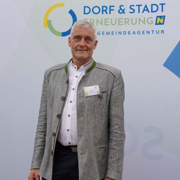 Vertreterinnen und Vertreter der Gemeinden und Vereine in Niederösterreich beim 40-Jahre-Fest der Dorf- & Stadterneuerung auf Schloss Luberegg