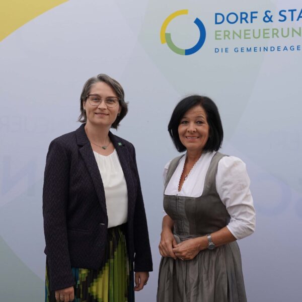 Vertreterinnen und Vertreter der Gemeinden und Vereine in Niederösterreich beim 40-Jahre-Fest der Dorf- & Stadterneuerung auf Schloss Luberegg