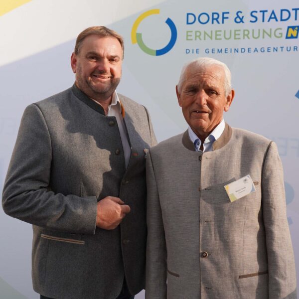 Vertreterinnen und Vertreter der Gemeinden und Vereine in Niederösterreich beim 40-Jahre-Fest der Dorf- & Stadterneuerung auf Schloss Luberegg
