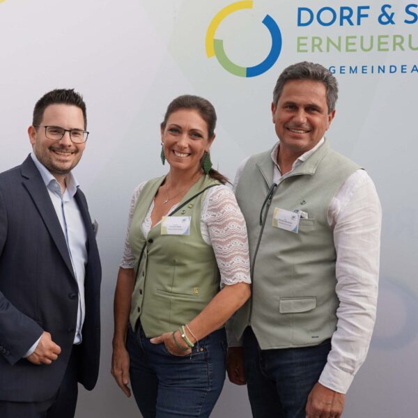 Vertreterinnen und Vertreter der Gemeinden und Vereine in Niederösterreich beim 40-Jahre-Fest der Dorf- & Stadterneuerung auf Schloss Luberegg
