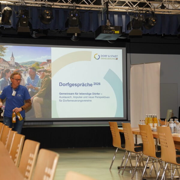 Im Dorfzentrum Klein-Meiseldorf wurde engagiert über Chancen und Herausforderungen der Dorf- & Stadterneuerung diskutiert – und lebhaft Ideen ausgetauscht.