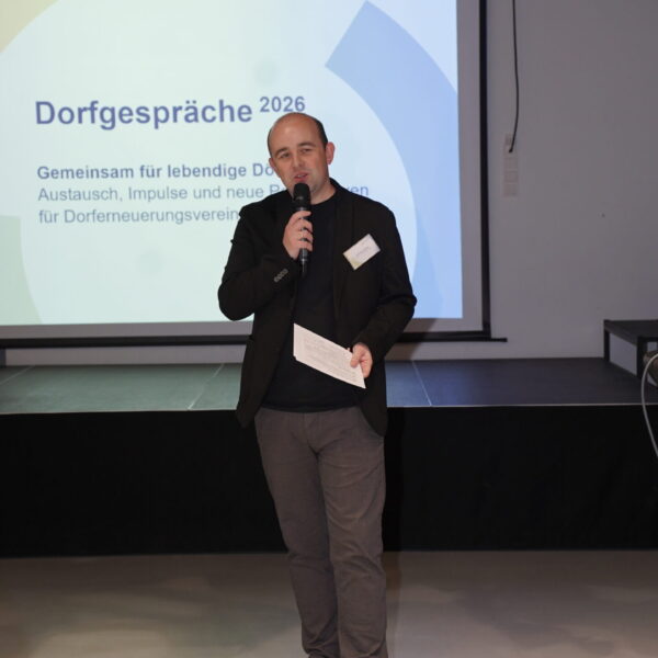 Im Dorfzentrum Klein-Meiseldorf wurde engagiert über Chancen und Herausforderungen der Dorf- & Stadterneuerung diskutiert – und lebhaft Ideen ausgetauscht.