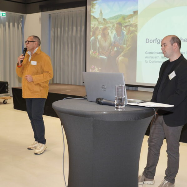 Im Dorfzentrum Klein-Meiseldorf wurde engagiert über Chancen und Herausforderungen der Dorf- & Stadterneuerung diskutiert – und lebhaft Ideen ausgetauscht.