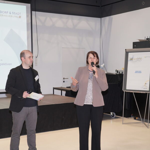 Im Dorfzentrum Klein-Meiseldorf wurde engagiert über Chancen und Herausforderungen der Dorf- & Stadterneuerung diskutiert – und lebhaft Ideen ausgetauscht.