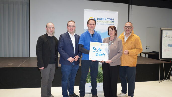 Im Dorfzentrum Klein-Meiseldorf wurde engagiert über Chancen und Herausforderungen der Dorf- & Stadterneuerung diskutiert – und lebhaft Ideen ausgetauscht.