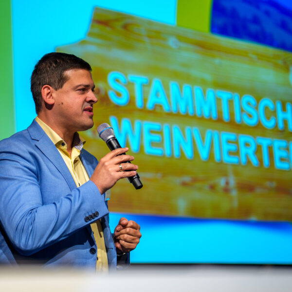 Aktuelle Themen der Dorf- & Stadterneuerung wurden von zahlreichen interessierten Gästen mit LH-Stv. Stephan Pernkopf und vielen weiteren hochkarätigen Expertinnen und Experten diskutiert.