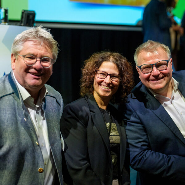 Aktuelle Themen der Dorf- & Stadterneuerung wurden von zahlreichen interessierten Gästen mit LH-Stv. Stephan Pernkopf und vielen weiteren hochkarätigen Expertinnen und Experten diskutiert.