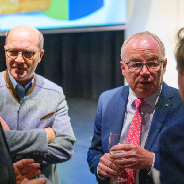 Aktuelle Themen der Dorf- & Stadterneuerung wurden von zahlreichen interessierten Gästen mit LH-Stv. Stephan Pernkopf und vielen weiteren hochkarätigen Expertinnen und Experten diskutiert.