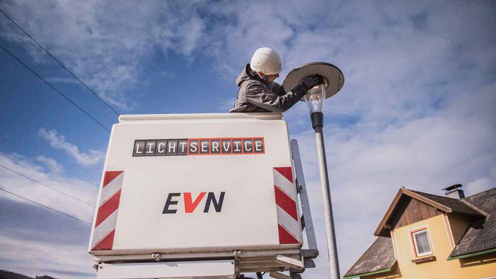 EVN-Mitarbeiter repariert auf einem Hubsteiger stehend einen Lichtpunkt einer Straßenbeleuchtung