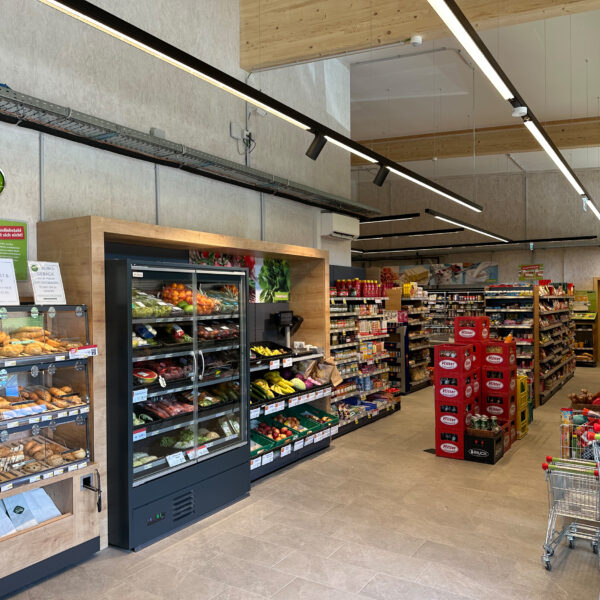 Mit dem Dorfzentrum St. Martin wurde ein innovativer Ortsmittelpunkt geschaffen, der Nahversorgung, soziale Treffpunkte und Freizeitangebote intelligent miteinander verbindet.