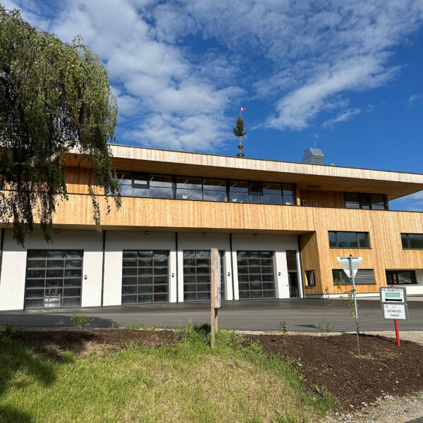 Mit dem Dorfzentrum St. Martin wurde ein innovativer Ortsmittelpunkt geschaffen, der Nahversorgung, soziale Treffpunkte und Freizeitangebote intelligent miteinander verbindet.