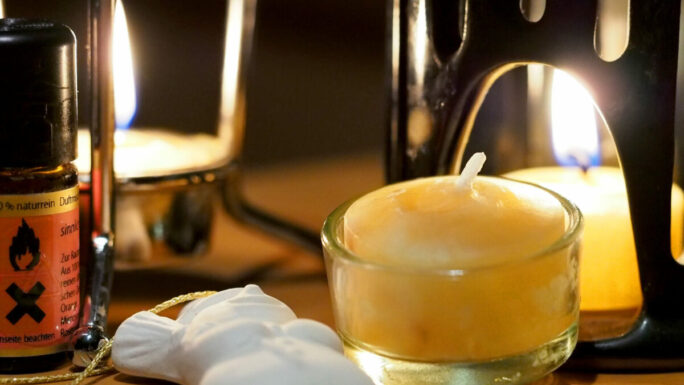 Nahaufnahme eines brennenden Teelichtes