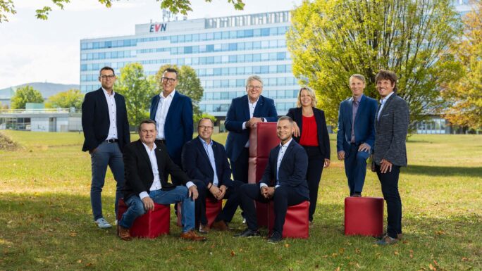 Die Gemeindebtreuerinnen und Gemeindebetreuer der EVN vor dem Bürogebäude
