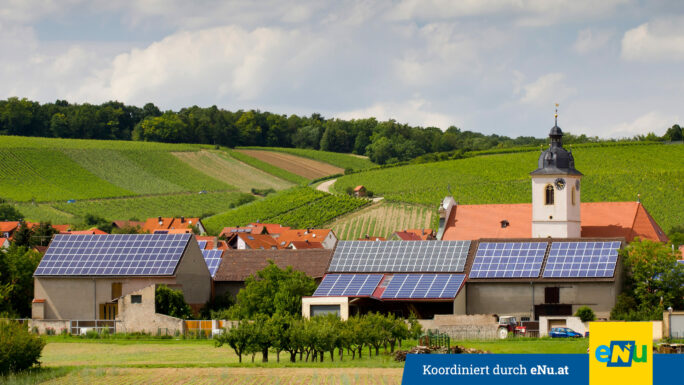 Solaranlagen auf den Dächern einer kleinen Ortschaft