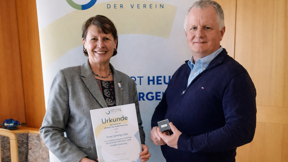 Maria Forstner, Obfrau des Vereins der Dorf- und Stadterneuerung überreichte das Silberne Ehrenzeichen an Ernst Zehetgruber aus Euratsfeld.