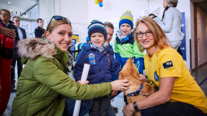 Frau mit Kind am Stand der NÖ Rettungshundestaffel