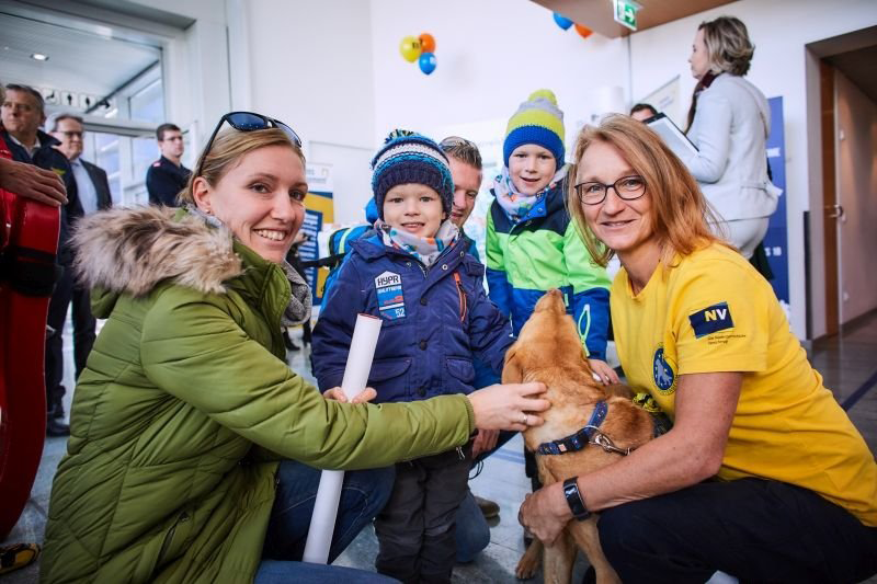 Frau mit Kind am Stand der NÖ Rettungshundestaffel