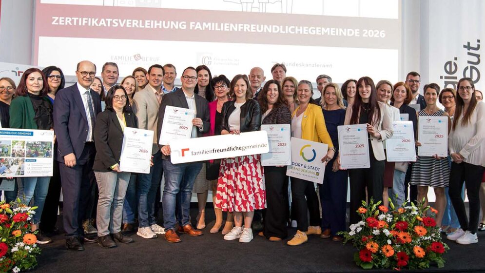 Vertreterinnen und Vertreter der ausgezeichneten Gemeinden und Regionen aus Niederösterreich mit Bundesministerin Claudia Bauer und Gemeindebundpräsident Johannes Pressl.