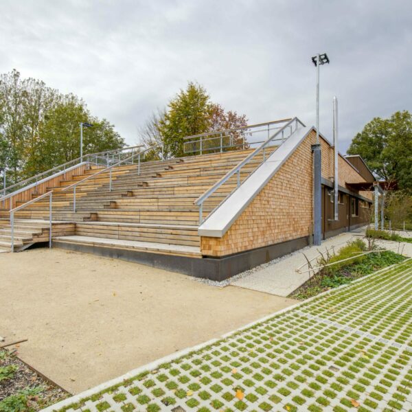 Das neue Flusshaus an der Pielach ist Teil eines Hochwasserschutz- und Renaturierungsprojekts und wird als Treffpunkt für diverse Vereine vielfältig genutzt.