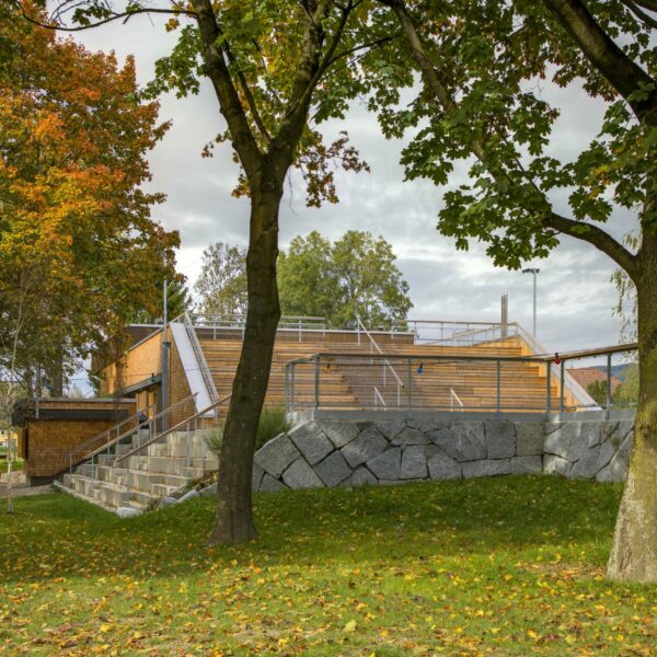 Das neue Flusshaus an der Pielach ist Teil eines Hochwasserschutz- und Renaturierungsprojekts und wird als Treffpunkt für diverse Vereine vielfältig genutzt.