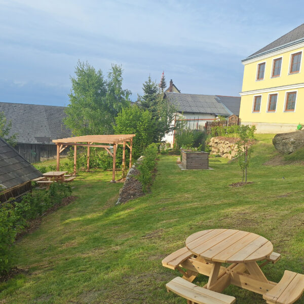 Mitten im Ortskern von Bad Traunstein ist ein lebendiger Begegnungsraum entstanden: ein Gemeinschaftsgarten mit Klasse im Freien und integrierter Schulküche.