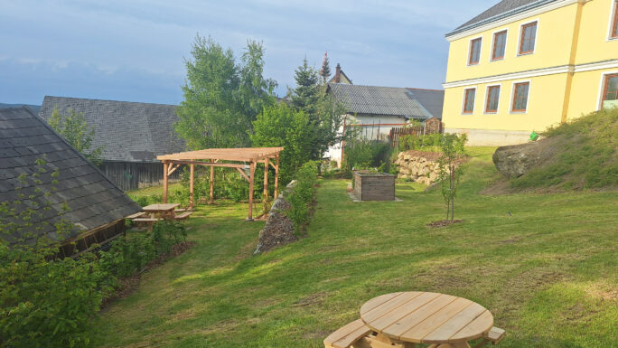 Mitten im Ortskern von Bad Traunstein ist ein lebendiger Begegnungsraum entstanden: ein Gemeinschaftsgarten mit Klasse im Freien und integrierter Schulküche.