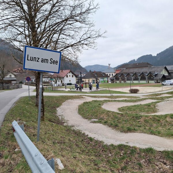 Mit der Begegnungszone im Zentrum und dem Generationentreffpunkt auf der Schulwiese zeigt Lunz am See eindrucksvoll, wie Dorferneuerung zukunftsfähige Räume schafft.