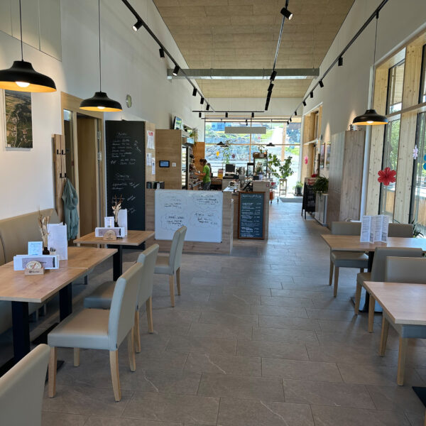 Mit dem Dorfzentrum St. Martin wurde ein innovativer Ortsmittelpunkt geschaffen, der Nahversorgung, soziale Treffpunkte und Freizeitangebote intelligent miteinander verbindet.