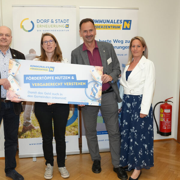 Aktuelle Fördermöglichkeiten und rechtskonforme Beschaffungsprozesse wurden in Pfaffstetten von Gemeindevertreterinnen und Gemeindevertretern mit den Expertinnen und Experten intensiv diskutiert.